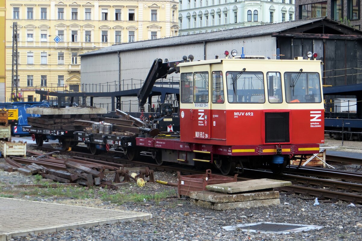 MUV 69-2.294 stands at Praha hl.n. on 12 June 2022.