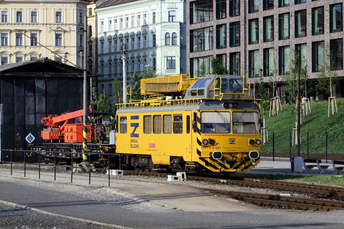 MVTV 2-031 stands at Praha hl.n. on 12 June 2022.