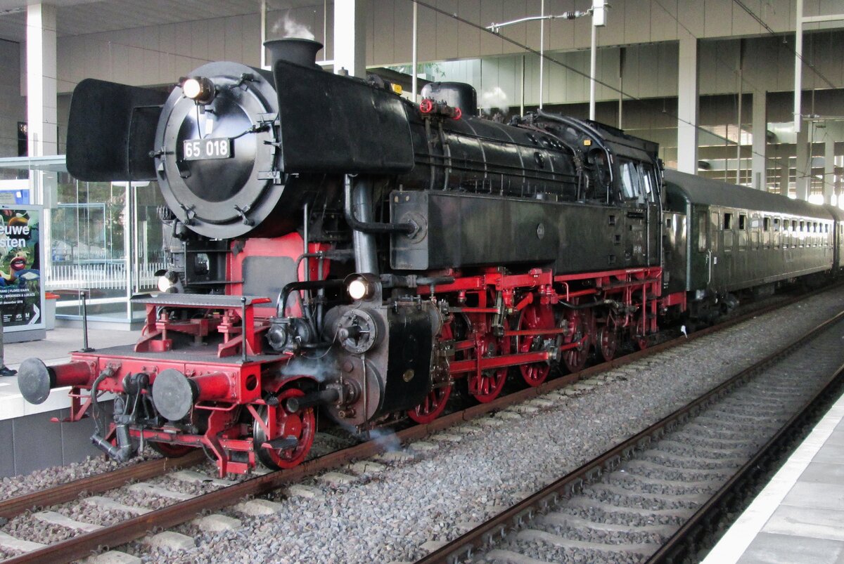 Nasty photo conditions on Breda on 10 September 2016 with SSN's 65 018 banking a steam shuttle as part of the celebrations of the formal opening of the completely rebuild station of Breda.