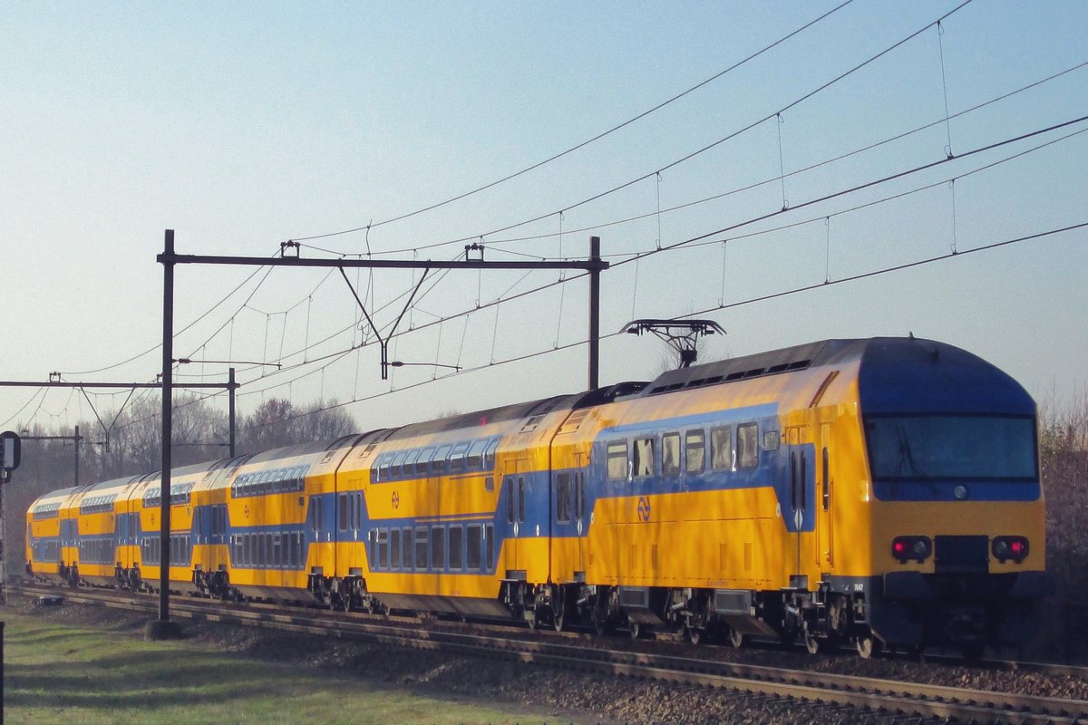 Nasty shadow play at Alverna on 22 November 2018 with NS 7647 passing by.