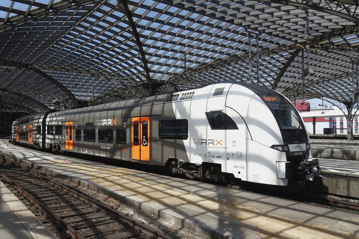 National Express 462 049 passes through Köln Hbf on 20 May 2022.