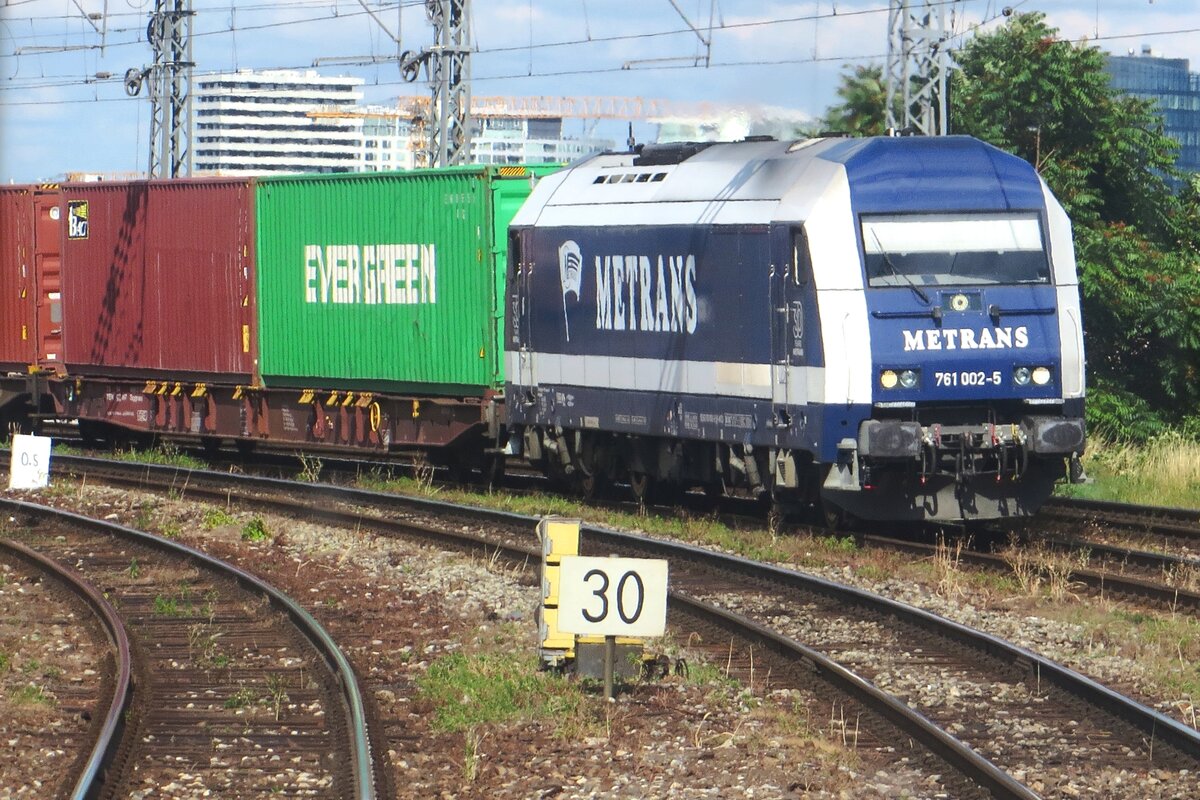 Near Bratislava Vinohrady Metrans 761 002 hauls a container train on 25 june 2022.