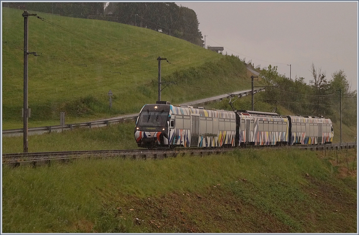 Near Planchamp, by a hevy shower is the Lenkerpendel  Monach  (created by -Sarah Morris) on the way to Zweismmen.

26.04.2020