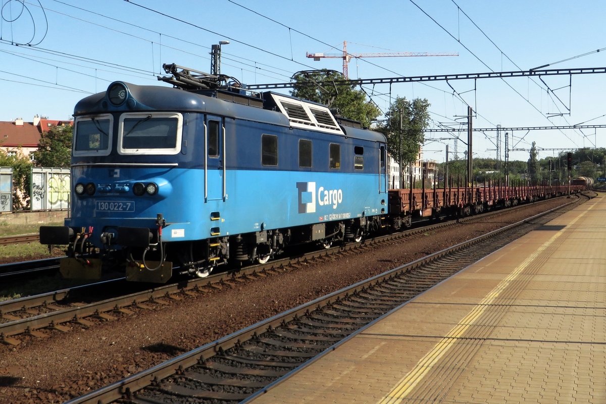 Nearly all older CD Cargo engines have been repainted in the corporate identity, like 130 022 proves when passing through Praha-Liben with a mixed freight on Sunday 20 September 2020.