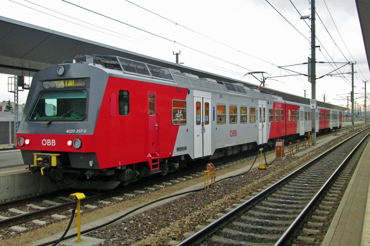 New livery for 4020 297 at Sankt-Pölten Hbf on 31 December 2016.