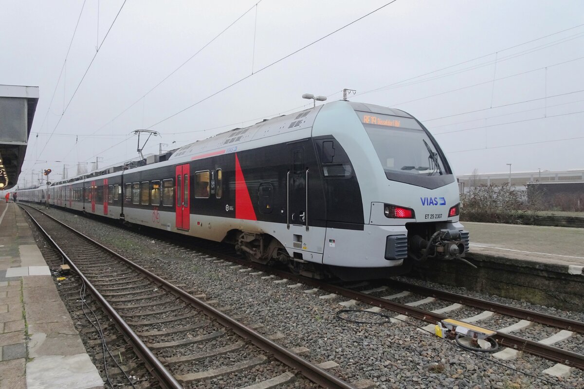 New Order: while Abellio ET25 2307 -seen here at Oberhausen Hbf on 26 January 2022- still operates Abellio services, the stickers of the new operator (and owner) of these EMUs, VIAS, have been applied.