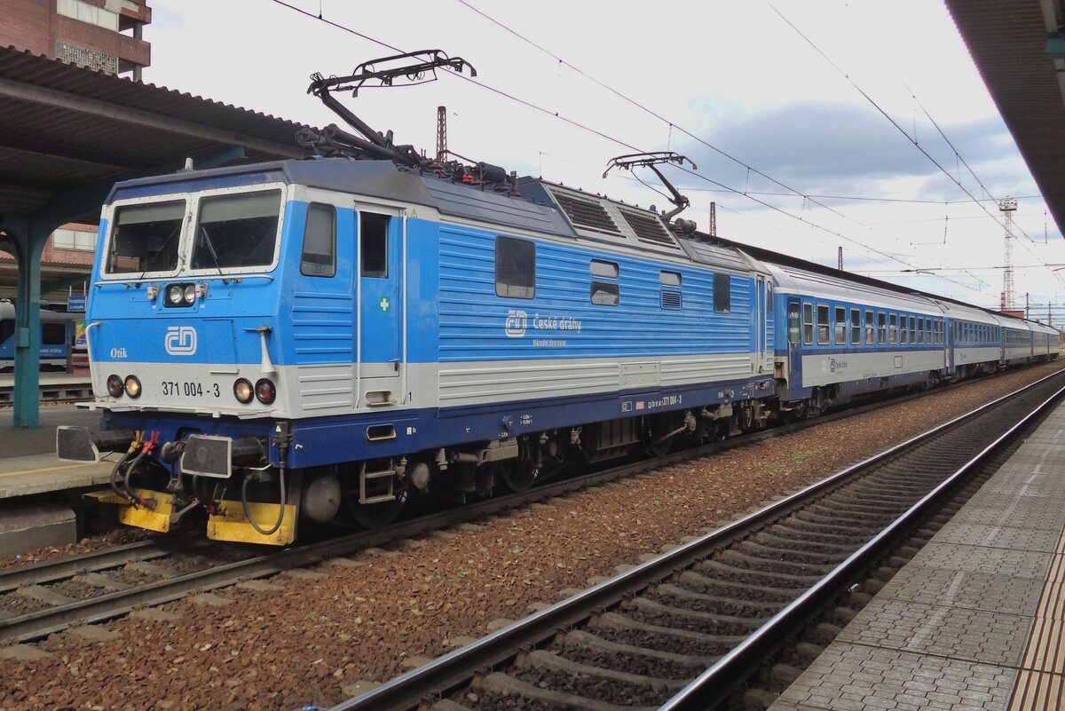 Newer colours and service: after having been replaced by Vectron on crack EC services, Class 371 spend their last years on more mundane Rychlyk services, likt 371 004 does, seen here at Pardubice on 15 May 2018.