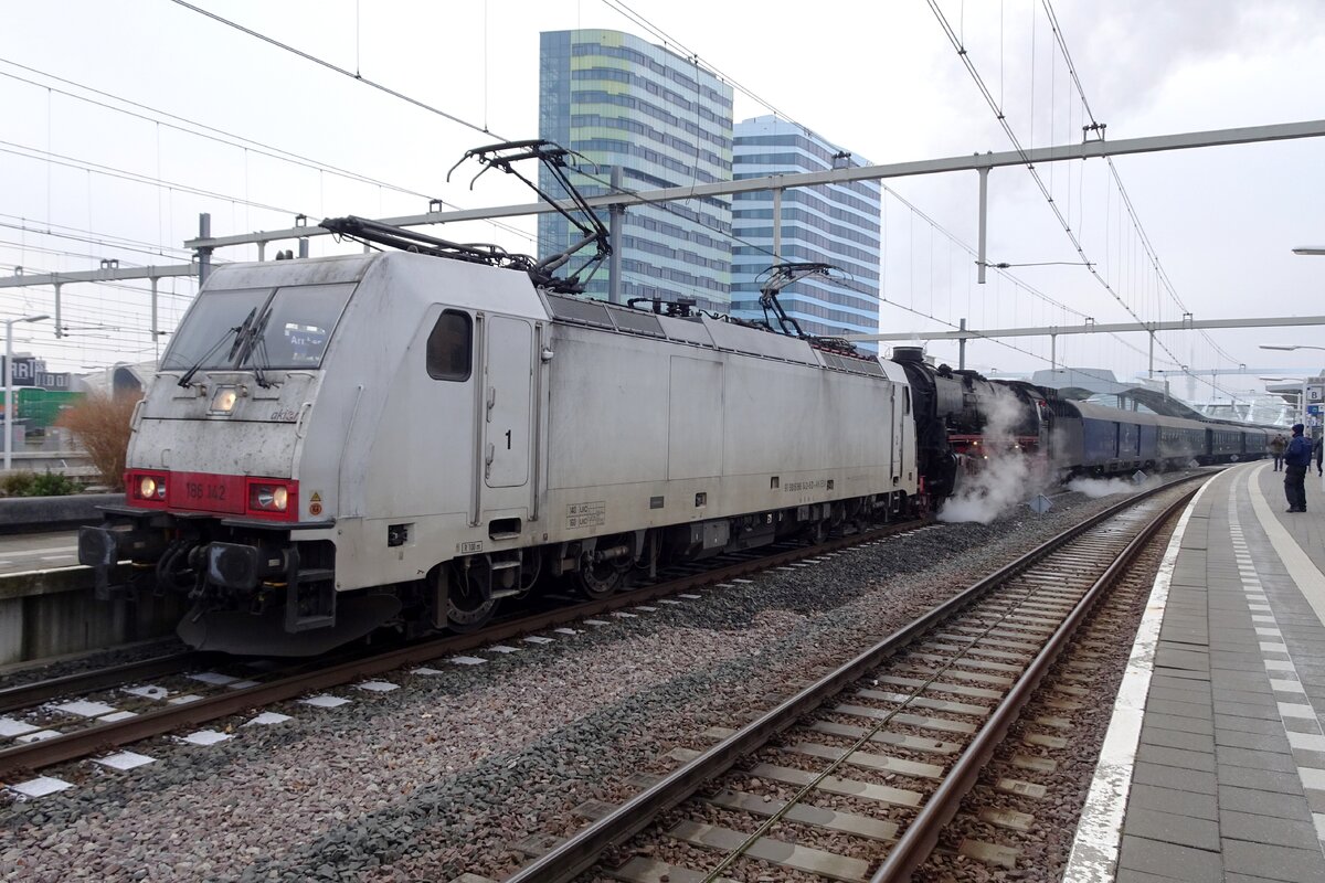 NIAG 186 142 gets coupled to the SSN Kerst-express with 01 1075 now steaming, but not hauling the train due to the lack of ECTS on the steamer (needed for Zevenaar Oost-Elten, which is part of the track Arnhem<=>Emmerich) on 17 December 2022 at Arnhem. NIAG 186 142 has deputised ofter in such cases, where a steam train is lpanned to cross the Dutch-German border at Emmerich.