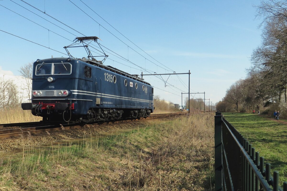 Nice surprise on 6 March 2022 near Alverna: Fairtrains 1315 'TIEL' passes through solo toward Bad bentheim to collect a block train.