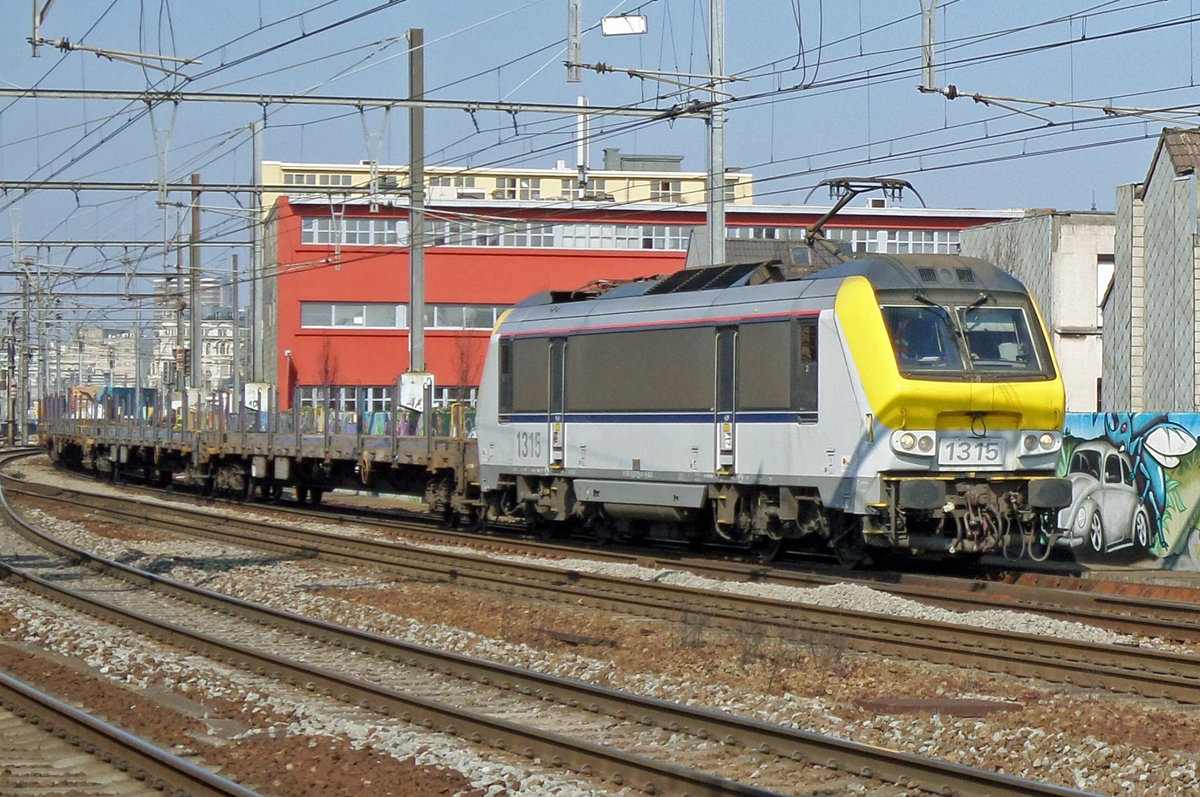 NMBS 1315 hauls a freight through Antwerpen-Berchem on 29 June 2016.