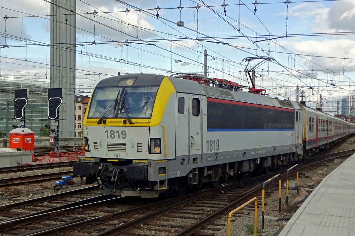 NMBS 1819 hauls a Peak Hour train into Bruxelles-Midi on 19 September 2019.