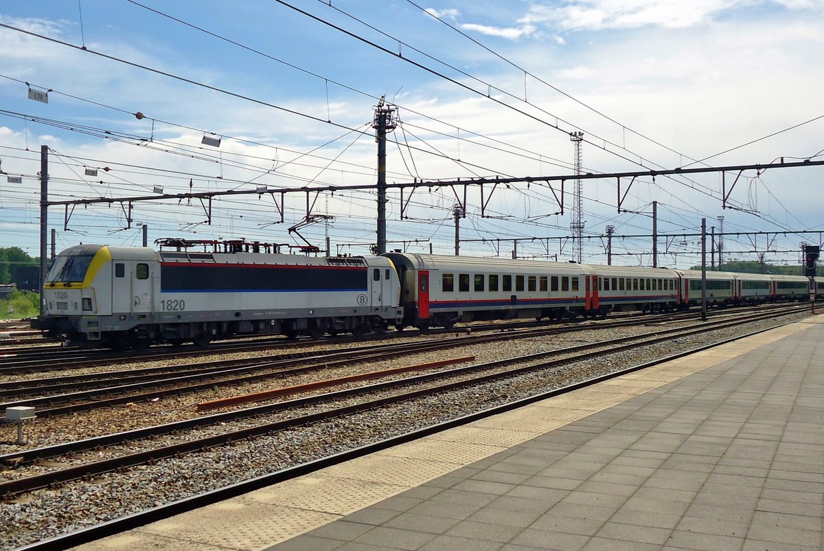NMBS 1820 enters Brugge Centraal on 22 May 2014.