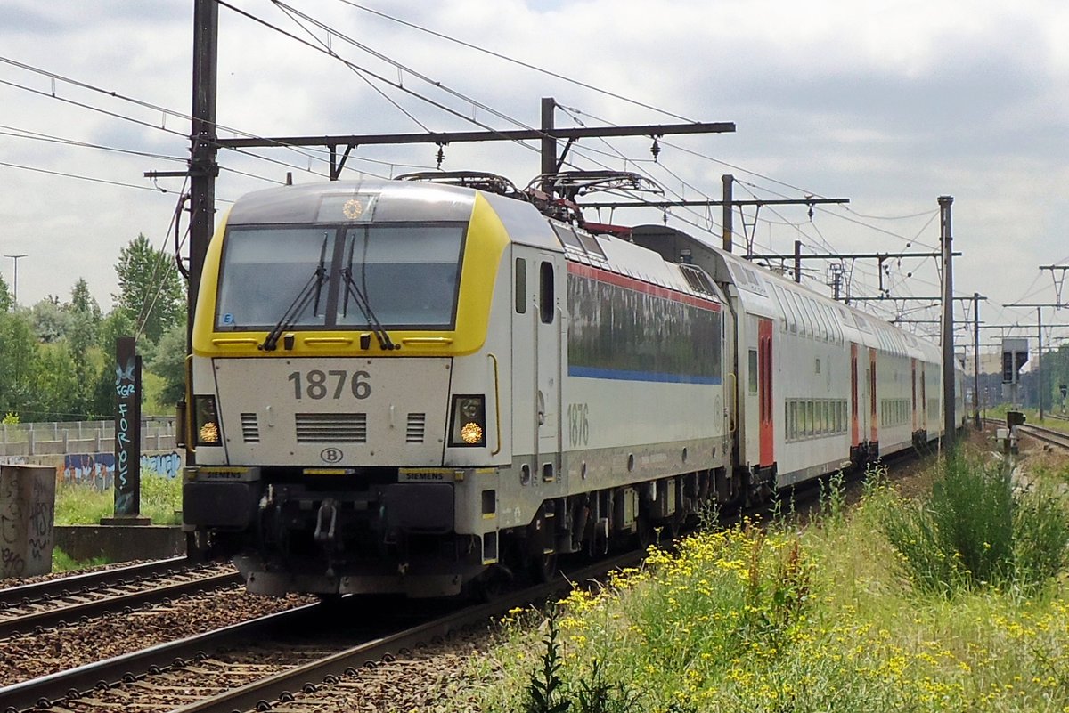 NMBS 1876 passes through Antwerpen-Noorderdokken on 19 May 2014. The photo was shot from the end of the platform, using zoom.
