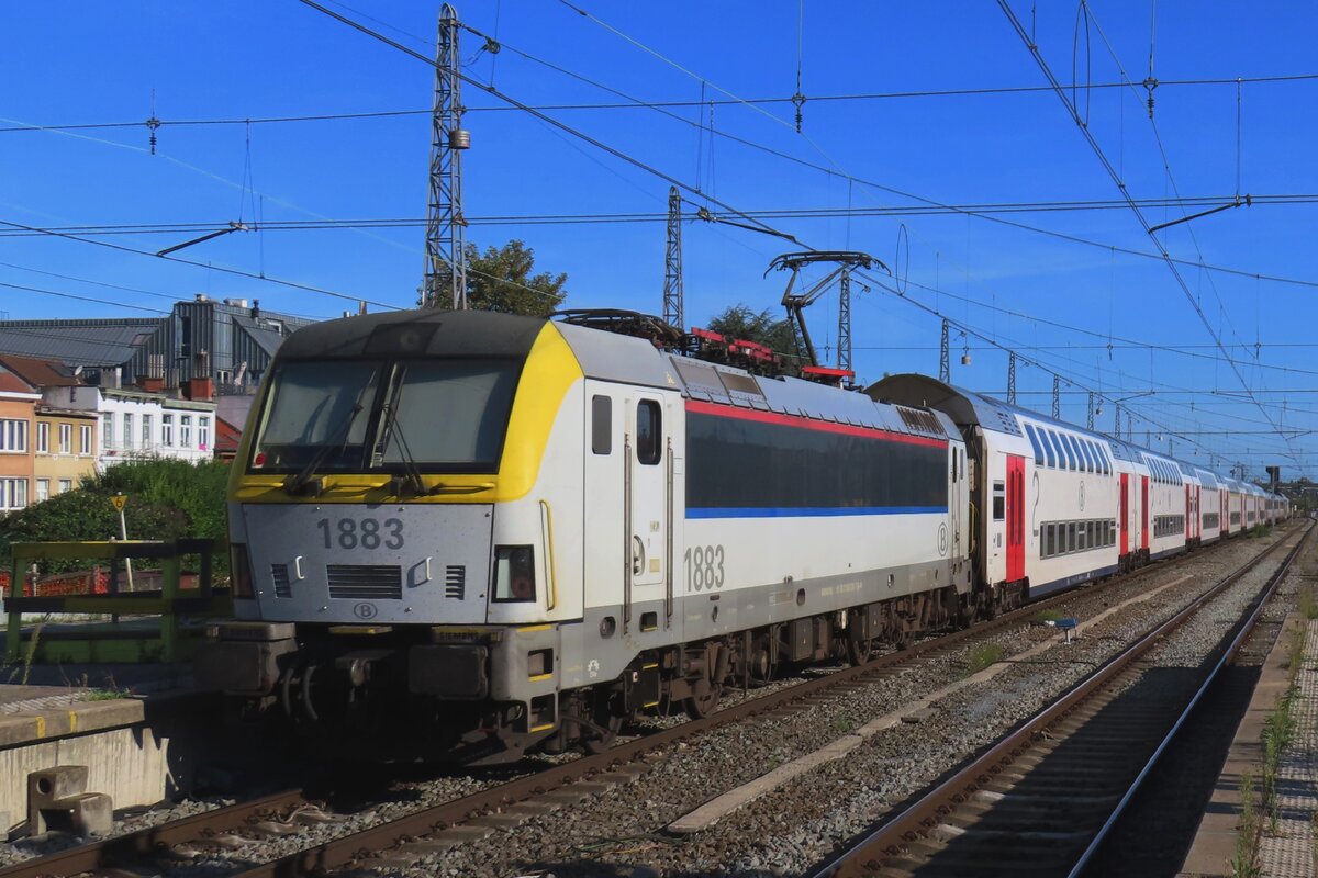 NMBS 1883 pushes an IC to Liége and Welkenraedt out of Brussel Noord on 24 September 2023. The loco type is of the Taurus family, but already has the newer crash-optimised cabs that would lead to the ubiquitious Vectron-design. 