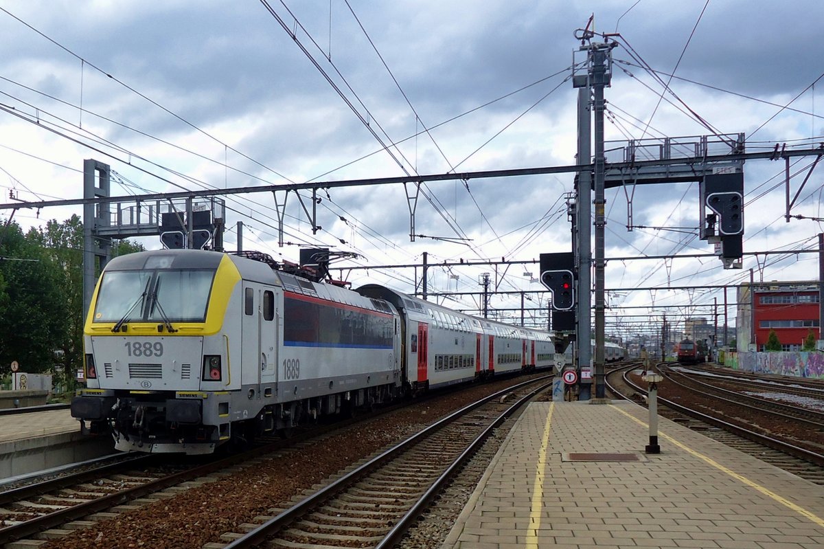 NMBS 1889 banks an IC service to Essen out of Antwerpen-Berchem on 3 September 2015.