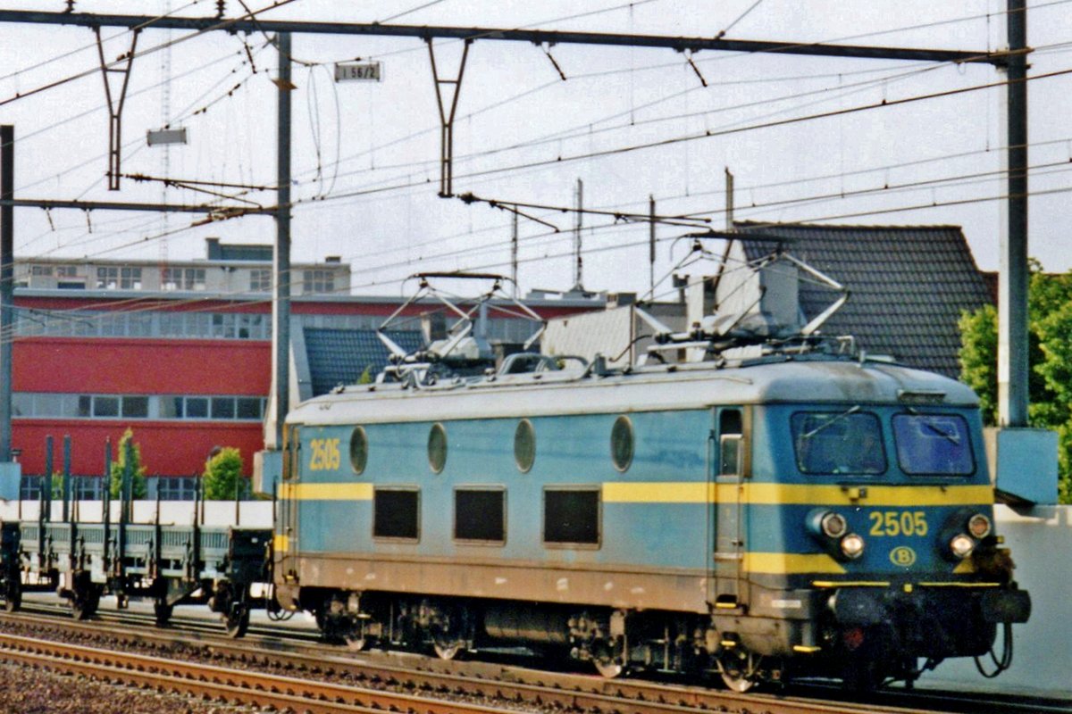 NMBS 2505 hauls a freight through Antwerpen-Berchem on 17 May 2002.