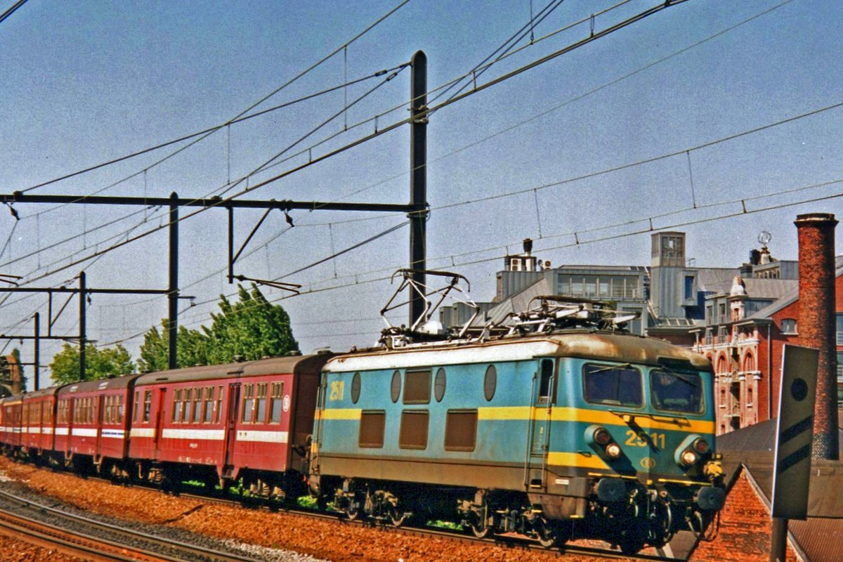 NMBS 2511 hauls a peak hour train through Antwerpen-Dam on 16 May 2002.