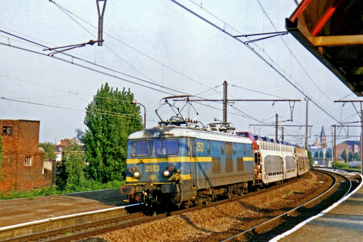 NMBS 2513 hauls a train with cars through Anmtwerpen-Dam on 15 May 2002.