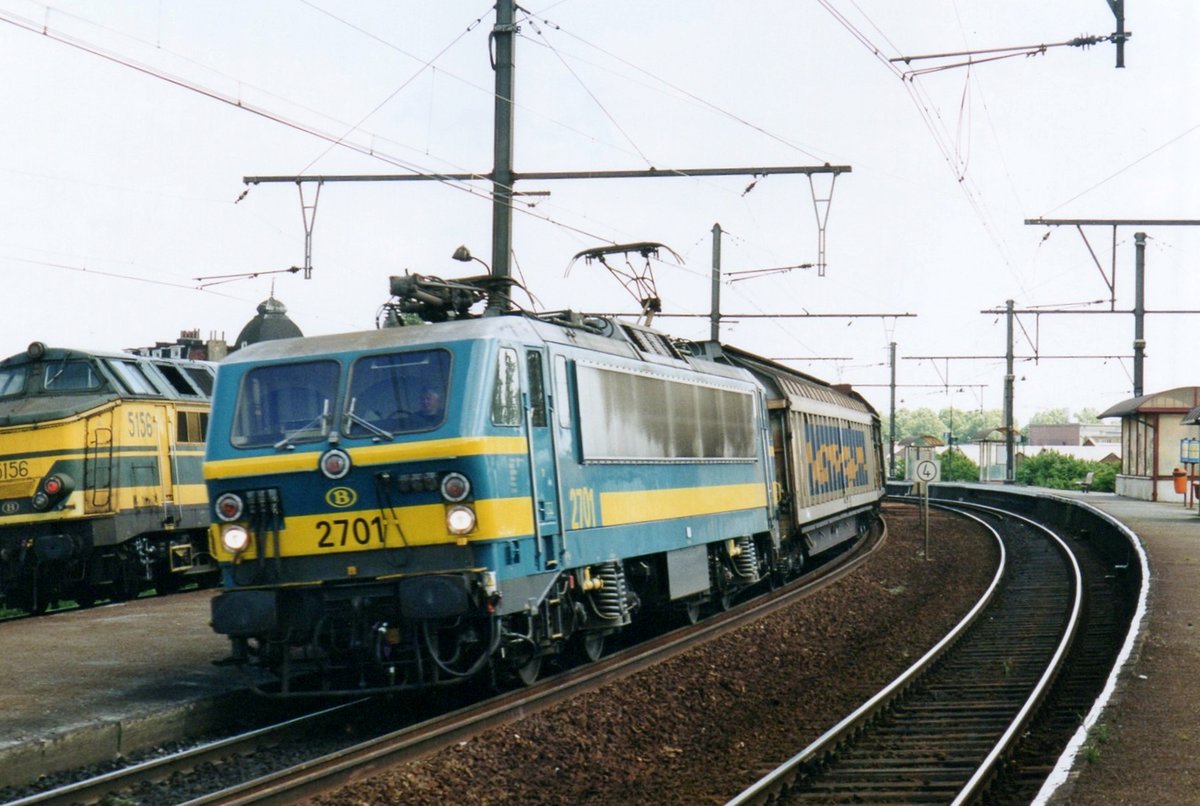 NMBS 2701 rounds the curvature at Antwerpen-Dam on 16 May 2002.