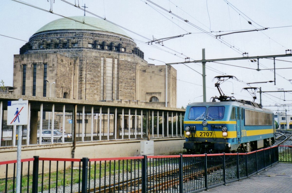 NMBS 2707 runs round in Maastricht on 27 August 2001. The church in the background is the Onze Lieve Vrouwe Kerk, the second most important church in Maastricht after the Sint-Servaes -courtesy of the dual regime (the Condominium) over Maastricht in the Middle Ages. The Southern part of Maastricht was held by the Prince-Bisshopric of Liége for centuries, whereas the Northern part was ruled by a succession of counts and dukes, amongst them the Count of Limbourg, the Duke of Brabant and Holy Roman Emperor Charels V Habsburg. When the Republic of the United Netherlands definitively conquered and kept Maastricht, they claimed the sway over all Maastricht, ending an interesting and at times very nasty ruling. 