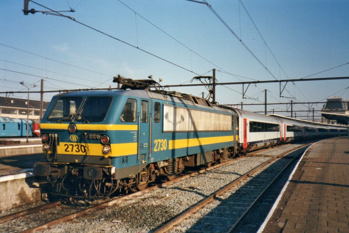 NMBS 2730 stands at Oostende on 8 August 1999.