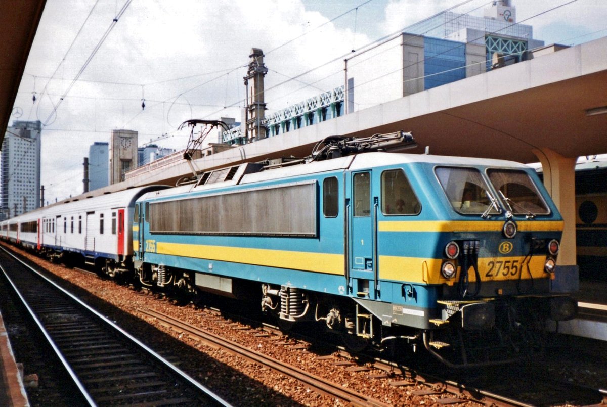 NMBS 2755 calls at Brussel Noord on 17 May 2002.