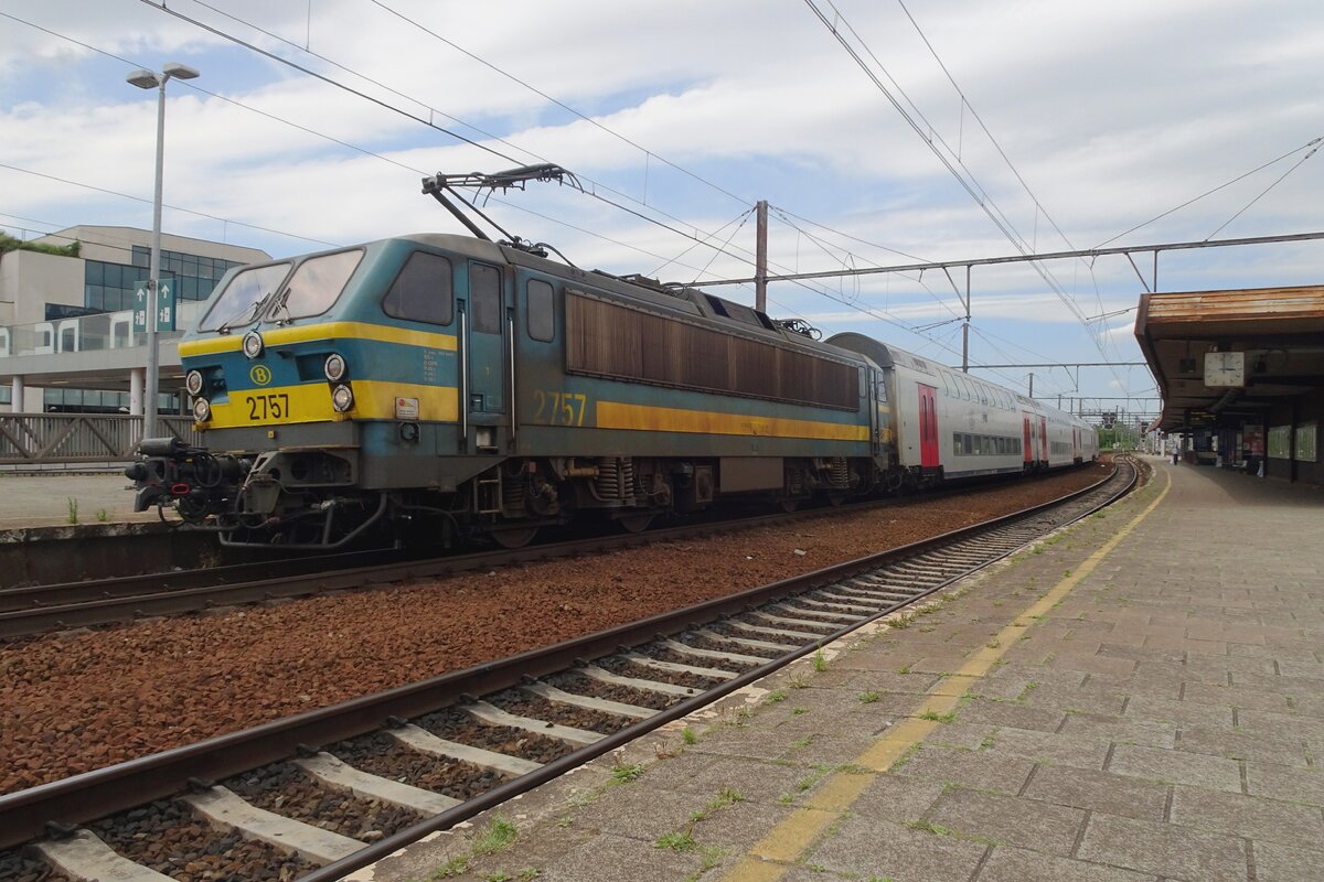 NMBS 2757 -one of the very few non-tagged of her Class-  calls at Antwerpen-Berchem on 14 July 2022.