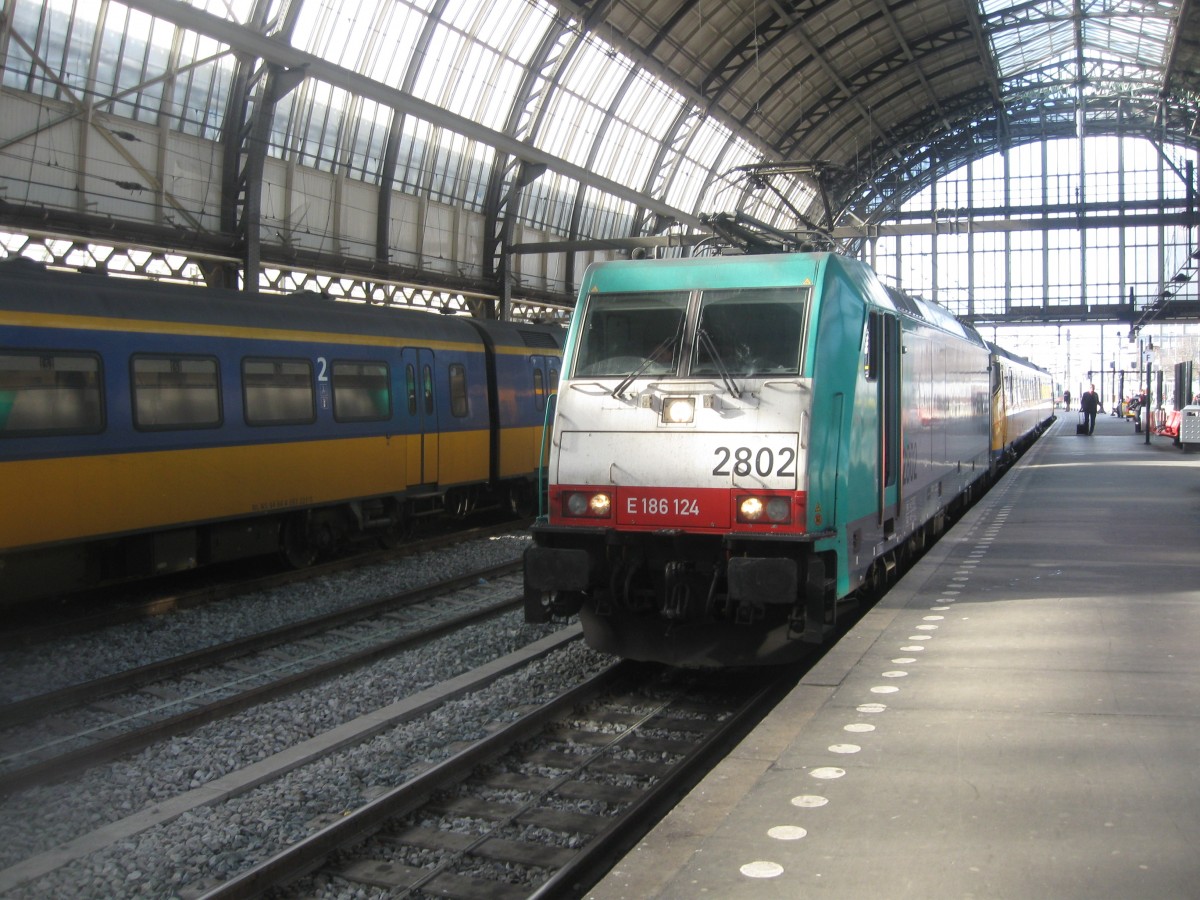 NMBS 2802/186 124 has just arrived with an Express from Brussels. Amsterdam CS, 03/01/2015.