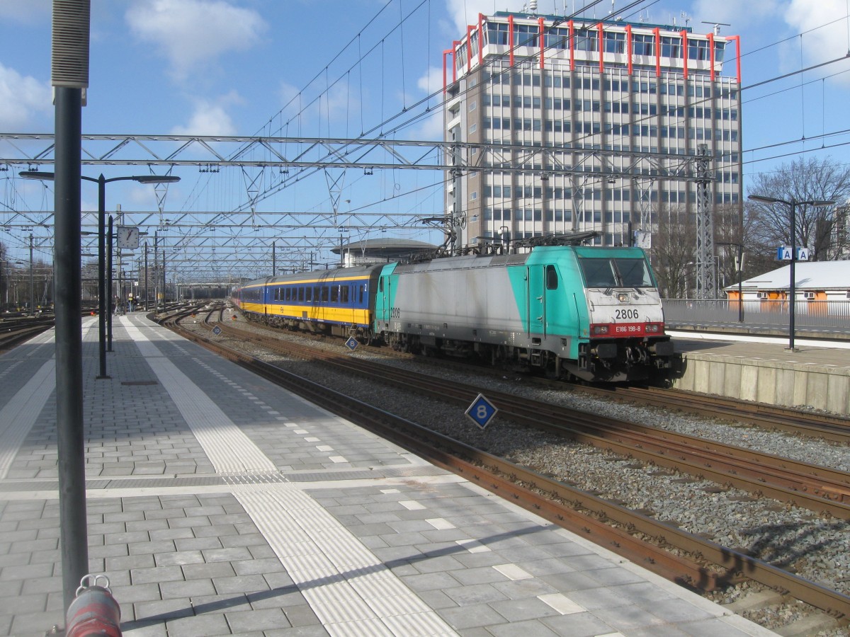 NMBS 2806/186-198 enters Amsterdam CS with an express from Brussels, 01/03/2015.