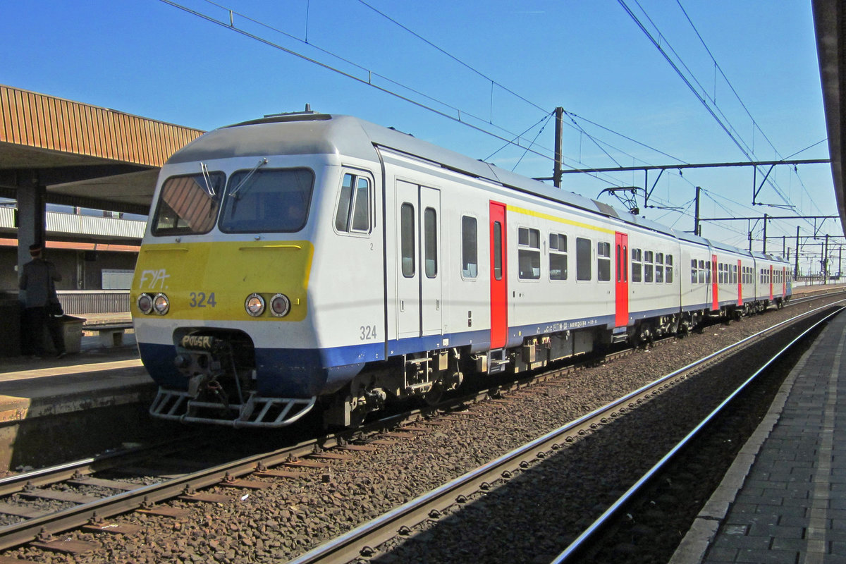 NMBS 324 calls at Antwerpen-Berchem on 22 May 2019.