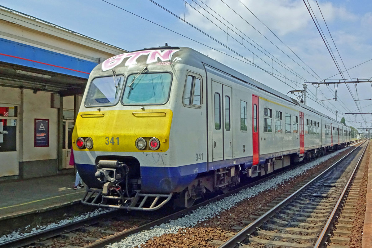 NMBS 341 calls at Lier on 22 May 2019.