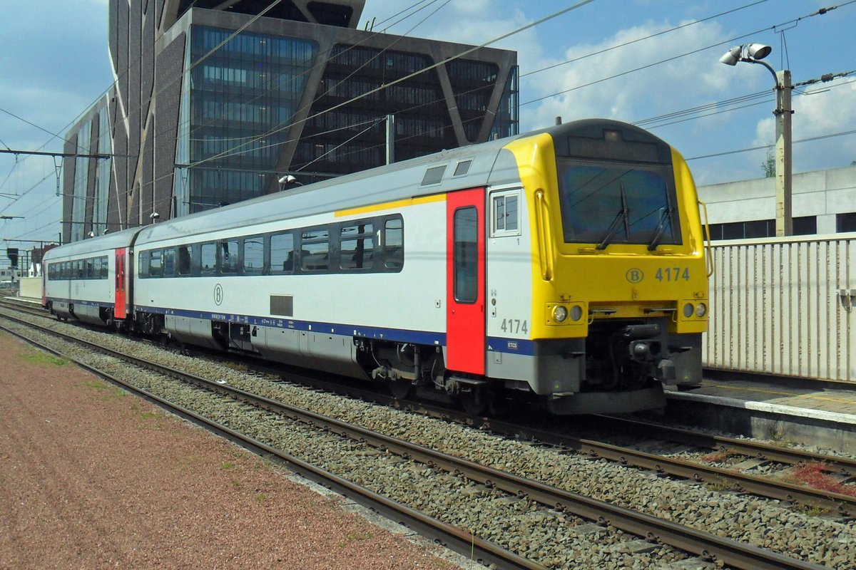 NMBS 4174 calls at Hasselt on 22 May 2019.