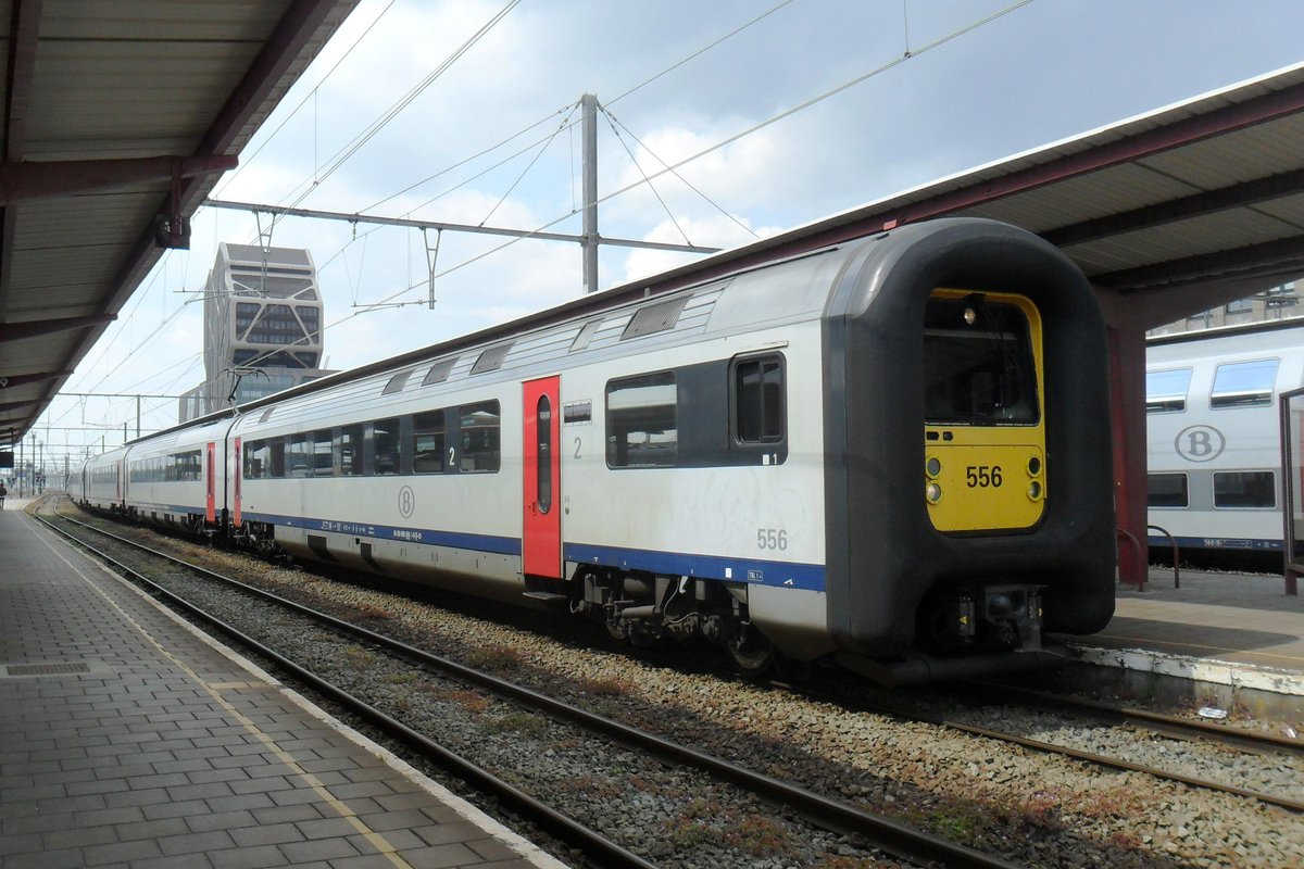 NMBS 556 calls at Hasselt on 22 May 2014.