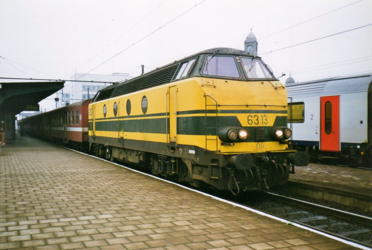 NMBS 6313 stands in Gent Sint-Pieters on 1 August 1997.