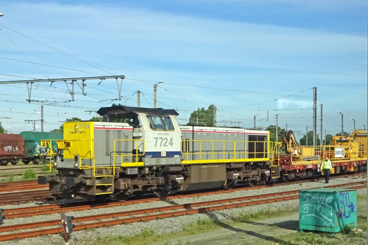 NMBS 7724 shunts a working train at Lier on 19 September 2019.