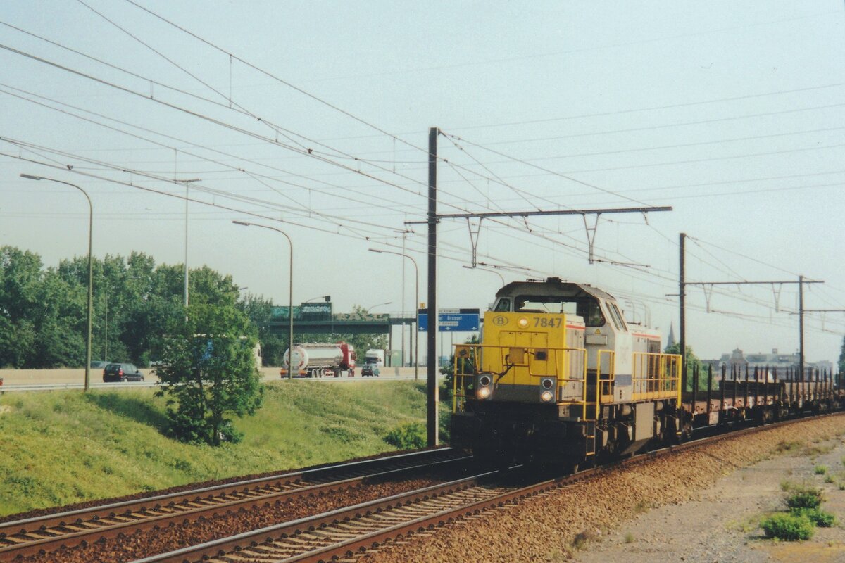 NMBS 7847 hauls a rake of empties through Antwerpen-Luchtbal on 10 June 2006.