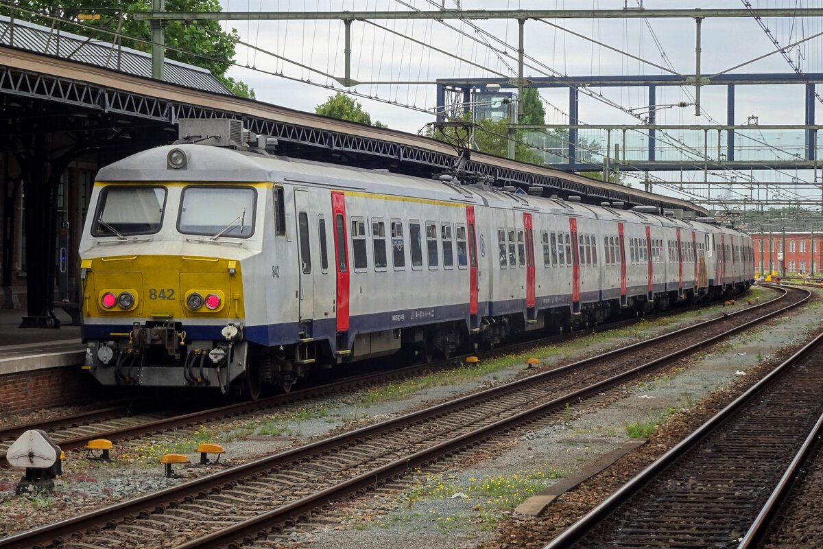 NMBS 842 stands ready for departure at Roosendaal on 14 July 2022.