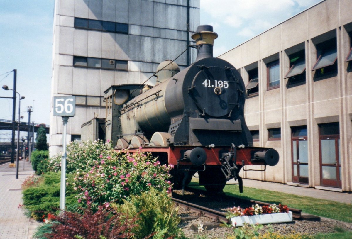 No longer at Charleroi Sud is 41.195, an old steamer that was plinthed at that staion and was seen on 16 July 1997.