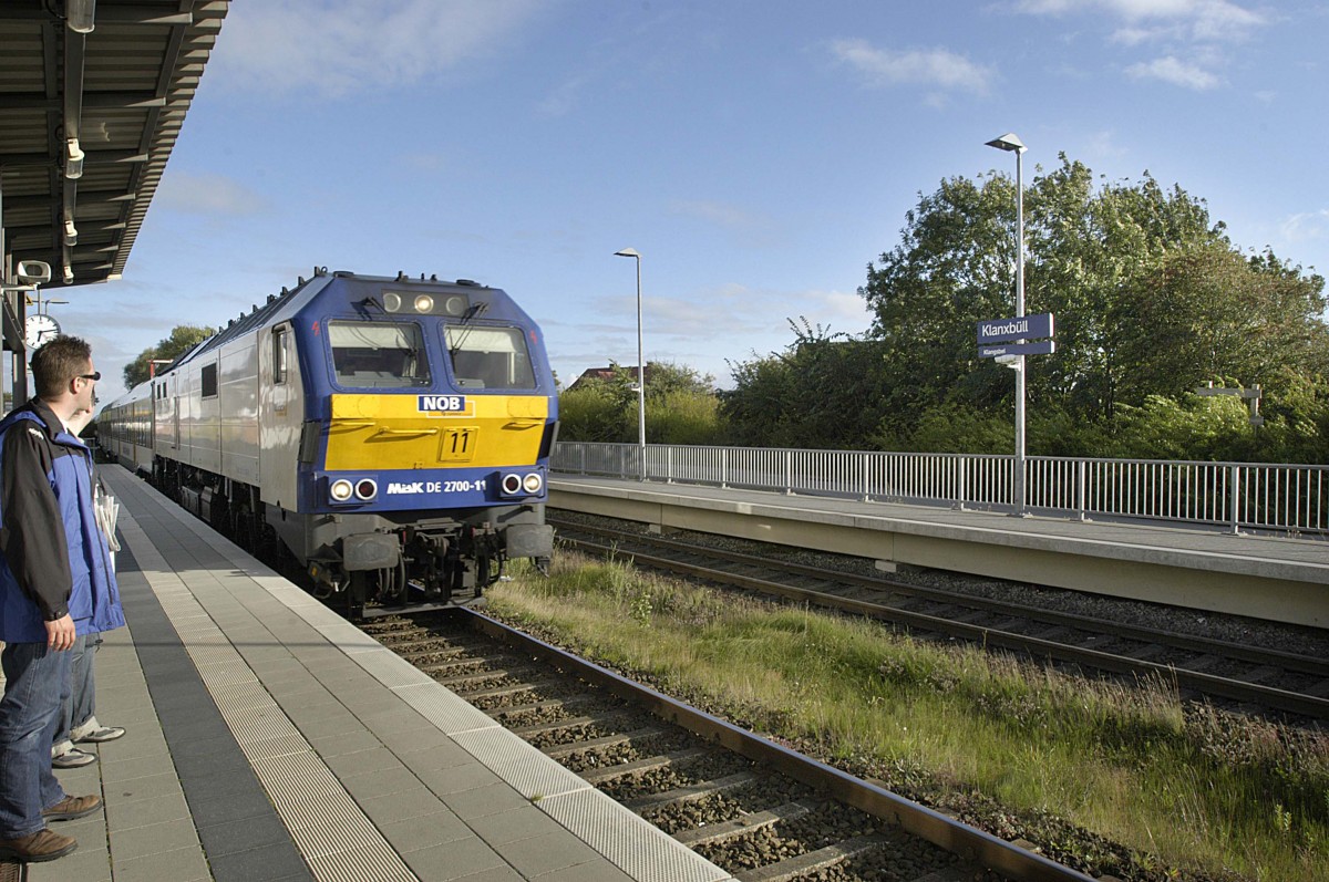 NordOstsee Bahn DE 2700-11 in Klanxbüll (Nordfriesland). 16. september 2007.