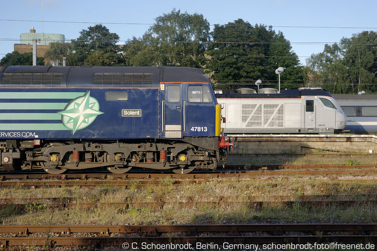 Norwich, DRS (Direct Rail Services) Class 47 Diesellok No. 47813  Solent ,  Class 68 No. 68013 in  Chiltern Rail  colours. 2014,09,24