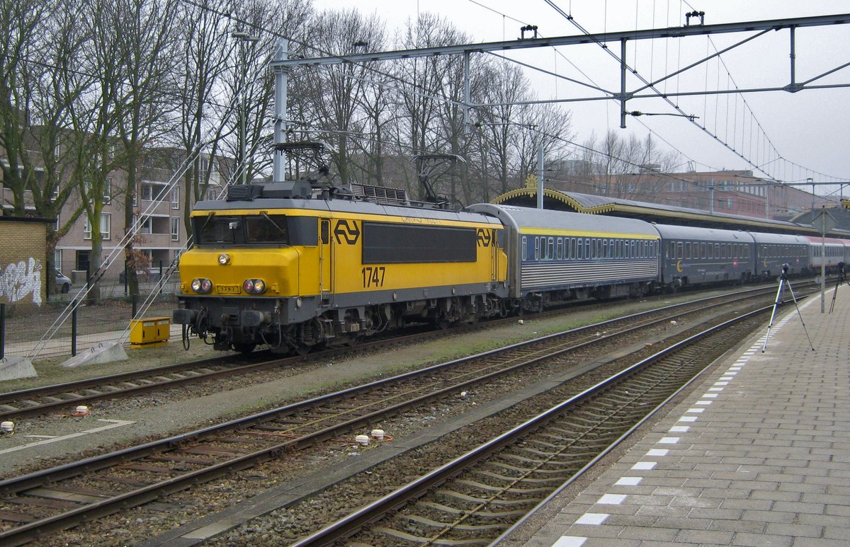 Not exactly a still at 's-Hertogenbosch on 4 March 2012: while the statives for cameras of at least three photographers add up to the sphere, NS 1747 hauls one of five over night trains from Tyrol out of the station of the biggest city in Noord-Brabant.