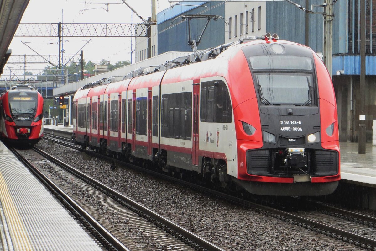 Not exactly Legolas or Elrond, but it ís an ELF: 48WE-009 stands in Poznan GLowny on a very rainy 22 August 2021. 