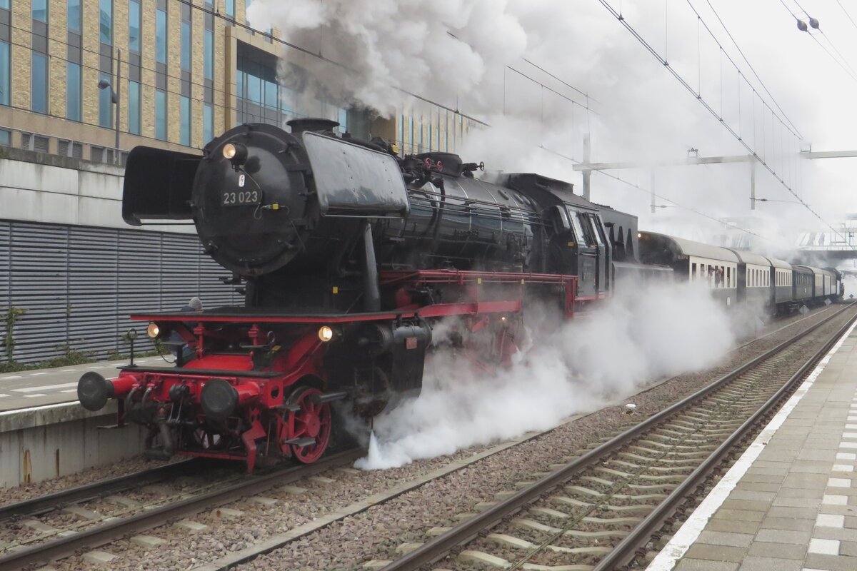 Not only the Kerst-Express steam special to Essen Hbf could be admired at Arnhem on a grey 17 December 2022, but also a steam shuttle that acted between Arnhem and Ede-Wageningen. Here, SSN's 23 023 hauls this steam shuttle 'Christmas Express' out of Arnhem.