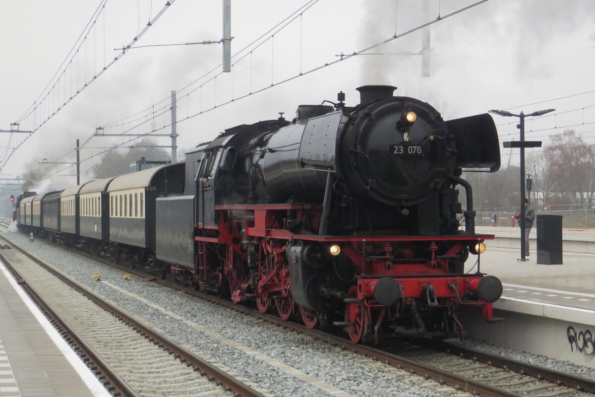 Not only the Kerst-Express steam special to Essen Hbf could be admired at Arnhem on a grey 17 December 2022, but also a steam shuttle that acted between Arnhem and Ede-Wageningen. Here, VSM's 23 076 has arrived at Ede-Wageningen.