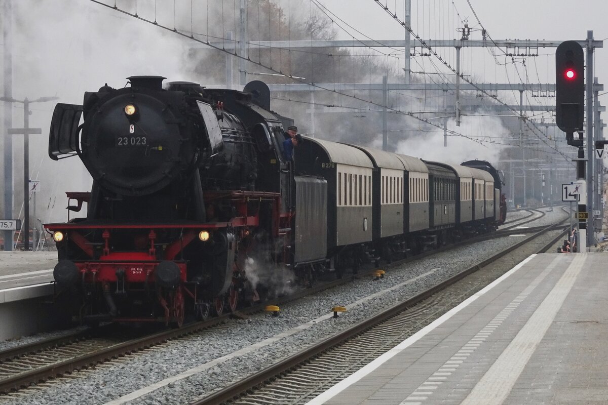 Not only the Kerst-Express steam special to Essen Hbf could be admired at Arnhem on a grey 17 December 2022, but also a steam shuttle that acted between Arnhem and Ede-Wageningen. Here, SSN's 23 023 hauls this steam shuttle 'Christmas Express' into Ede-Wageningen.