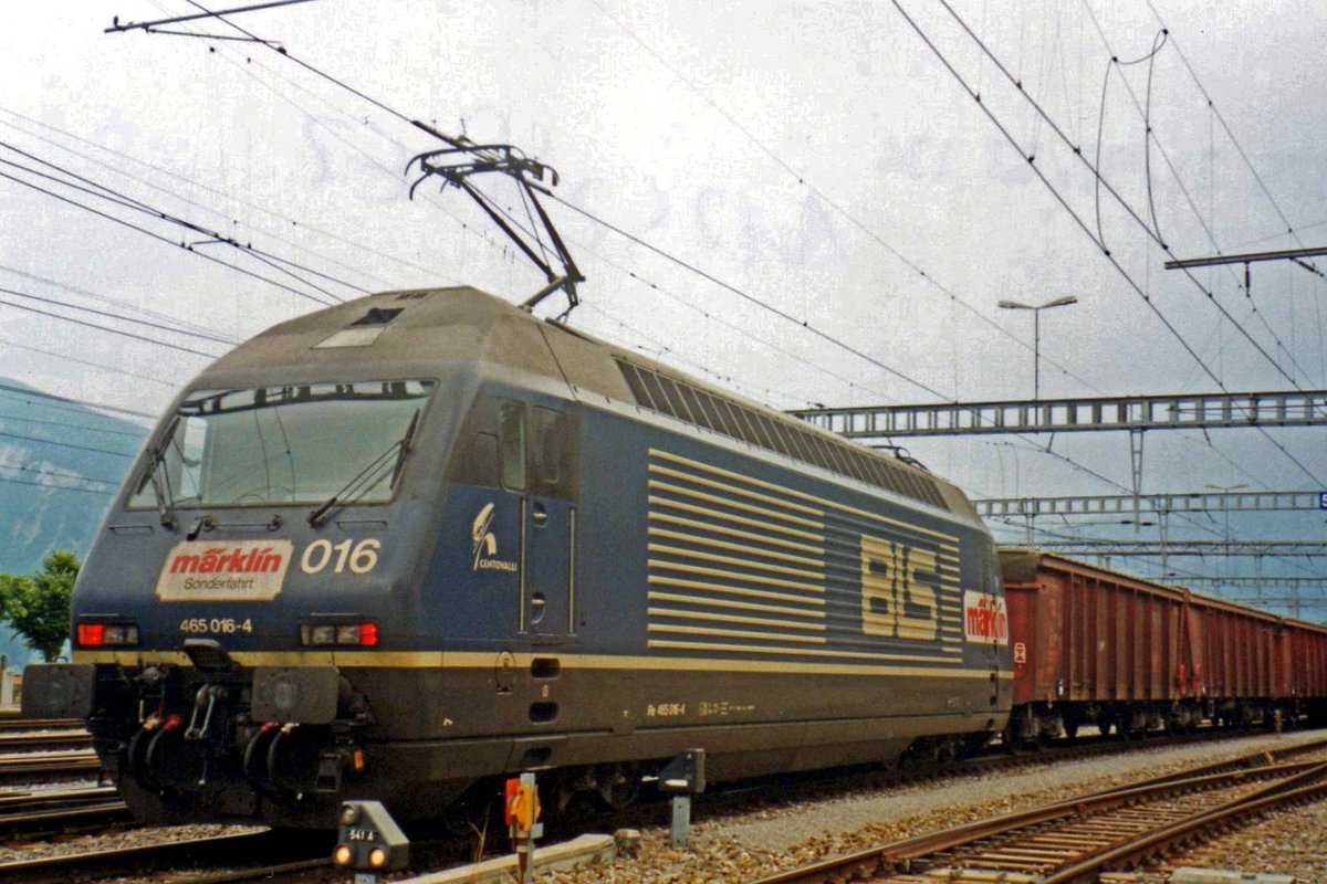 Not the Märklin Sonderzug, but the rear end of the heavy clay train is seen here on 23 May 2002 at Spiez with 465 016 in banking position.