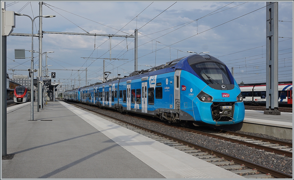 Now in blue: The SNCF Z 31537 M and an other Coradia Polyvalent régional tricourant in Annemasse. This train is waiting his depratur to Coppet.
 

28.06.2021