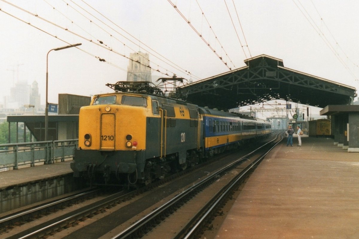 NS 1210 speeds through Rotterdam Blaak on 27 November 1993. 