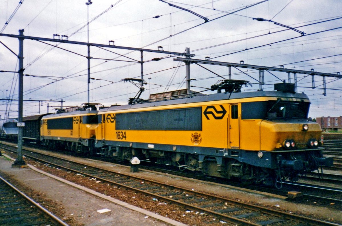 NS 1634 stands with a dead sister in tow and a mixed freight at Venlo on 14 October 1993.
