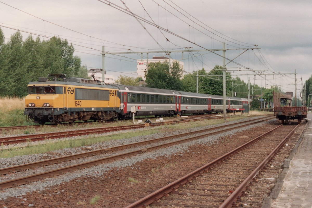 NS 1640 hauls EuroCity BERNER OBERLAND past Maarssen on 19 Augustus 1994.